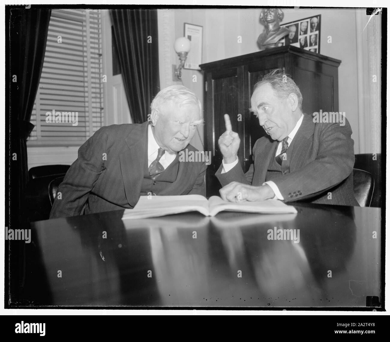 Bereit für den Gong. Washington, D.C., 31.12.23. Eine Konferenz zwischen Vizepräsident Garner und Sprecher des Hauses Bankhead heute stellen sie die Maschinen in Bewegung für die Eröffnung des Kongresses am 3. Januar. Weder würde sich auf die legislativen Programm geplant, 12/23/38 Stockfoto