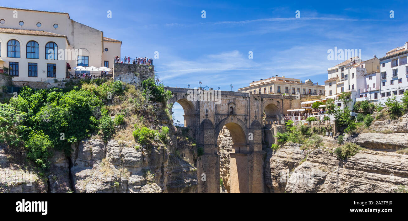 Panorama der historischen Brücke Puente Nuevo in Ronda, Spanien Stockfoto