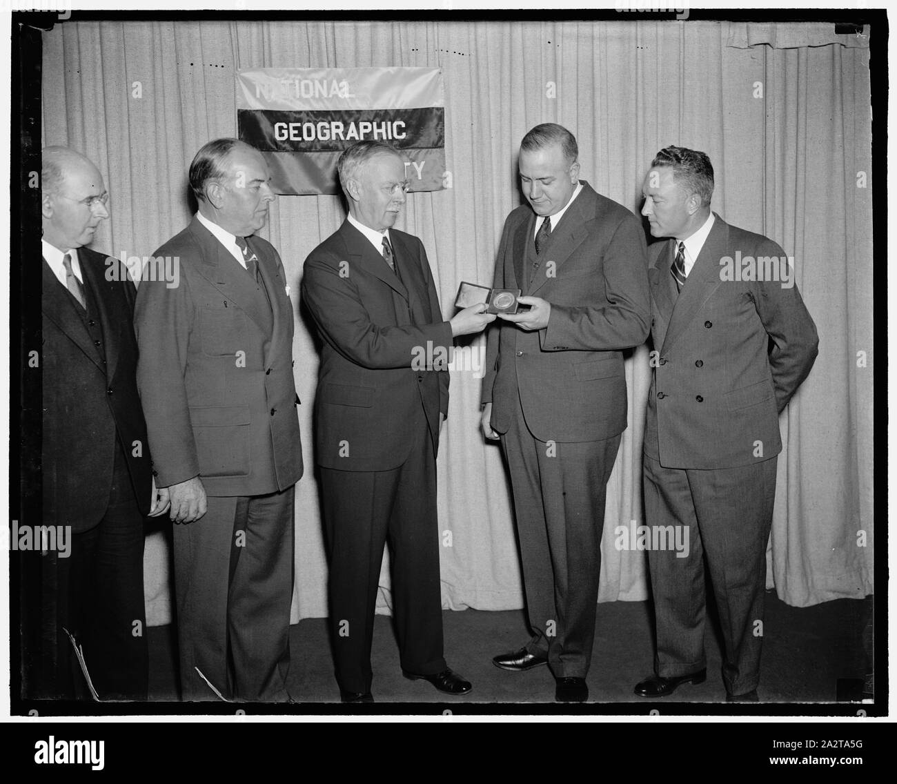 National Geographic Society Award erhält. Washington, D.C., am 27. April. Dr. Thomas C. Poulter, leitender Wissenschaftler und in der Byrd Antarktis Expedition von 1933-35, war ein besonderer kalte Medal der National Geographic Society im Rahmen einer Feier heute am Sitz der Gesellschaft in Washington verliehen. Auf der Byrd Expedition, wissenschaftliche Arbeit Dr. Poulter's enthalten geophysikalische Untersuchungen, Studien der Eisverhältnisse und Bewegung ist die Herstellung von magnetischen Soundings, und Beobachtungen von Meteoren und Polarlicht Phänomene. Auf dem Foto von links nach rechts: Dr. John Oliver La Gorce, stellvertretender Vorsitz Stockfoto