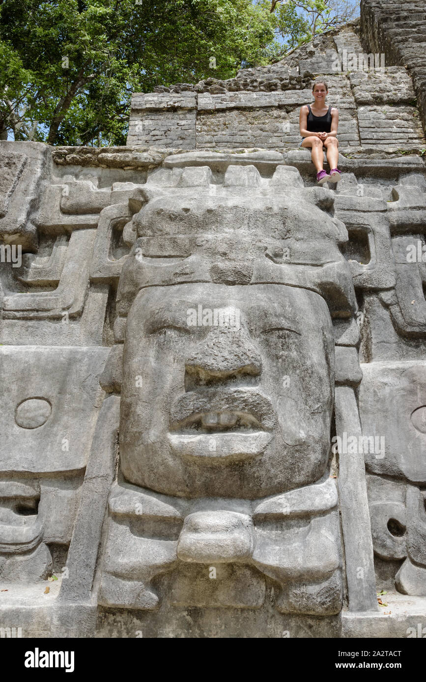 Touristische saß oben auf der Maske Tempel, Lamanai archäologische finden, Orange Walk, Belize, Central America. Stockfoto