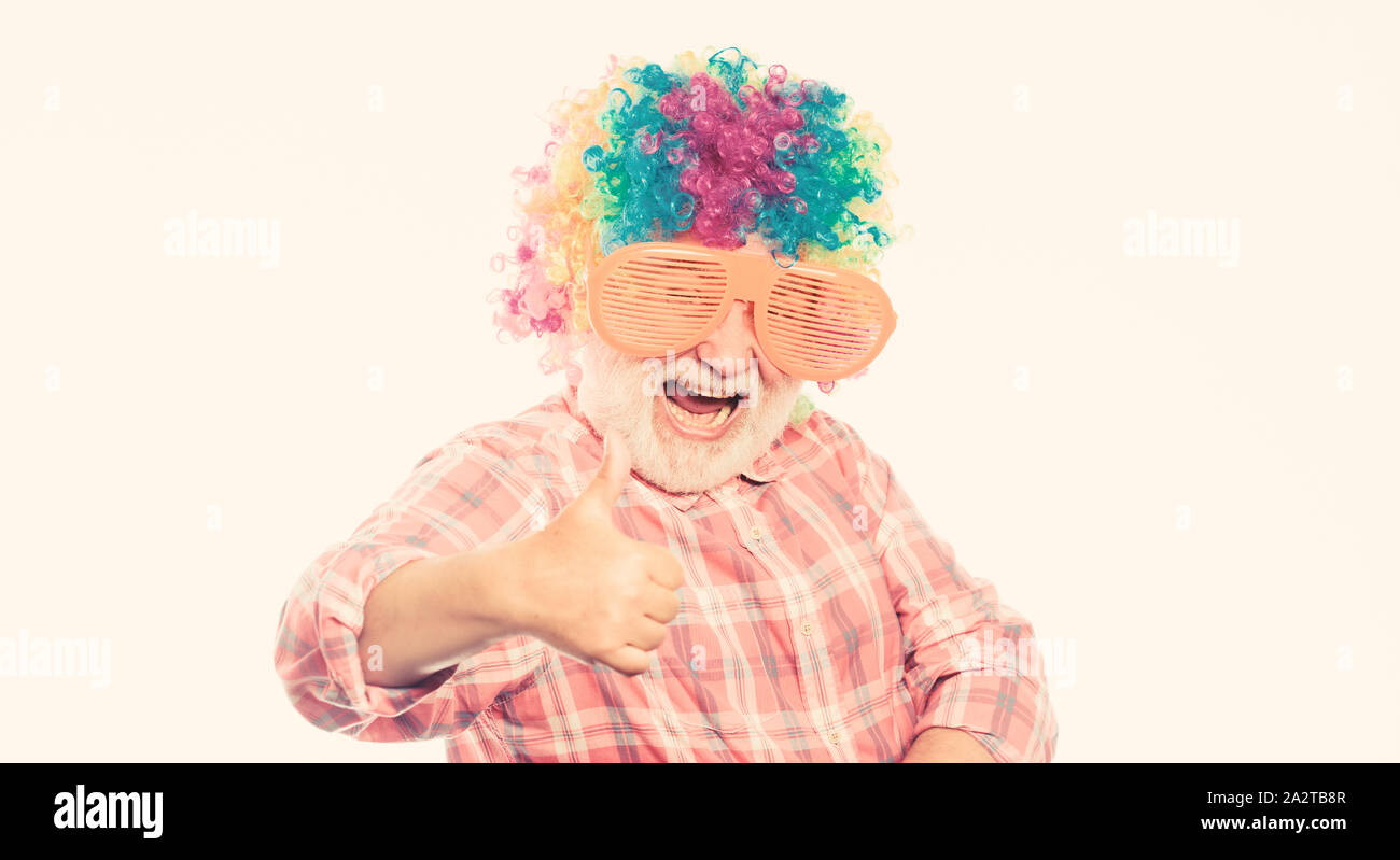 Lustige Lebensstil. Spaß und Unterhaltung. Comic Großvater Konzept. Netter Witz. Opa immer Spaß. Man älteren bärtigen fröhliche Person tragen bunte Perücke und Sonnenbrille. Ältere Clown. Spaß haben. Stockfoto