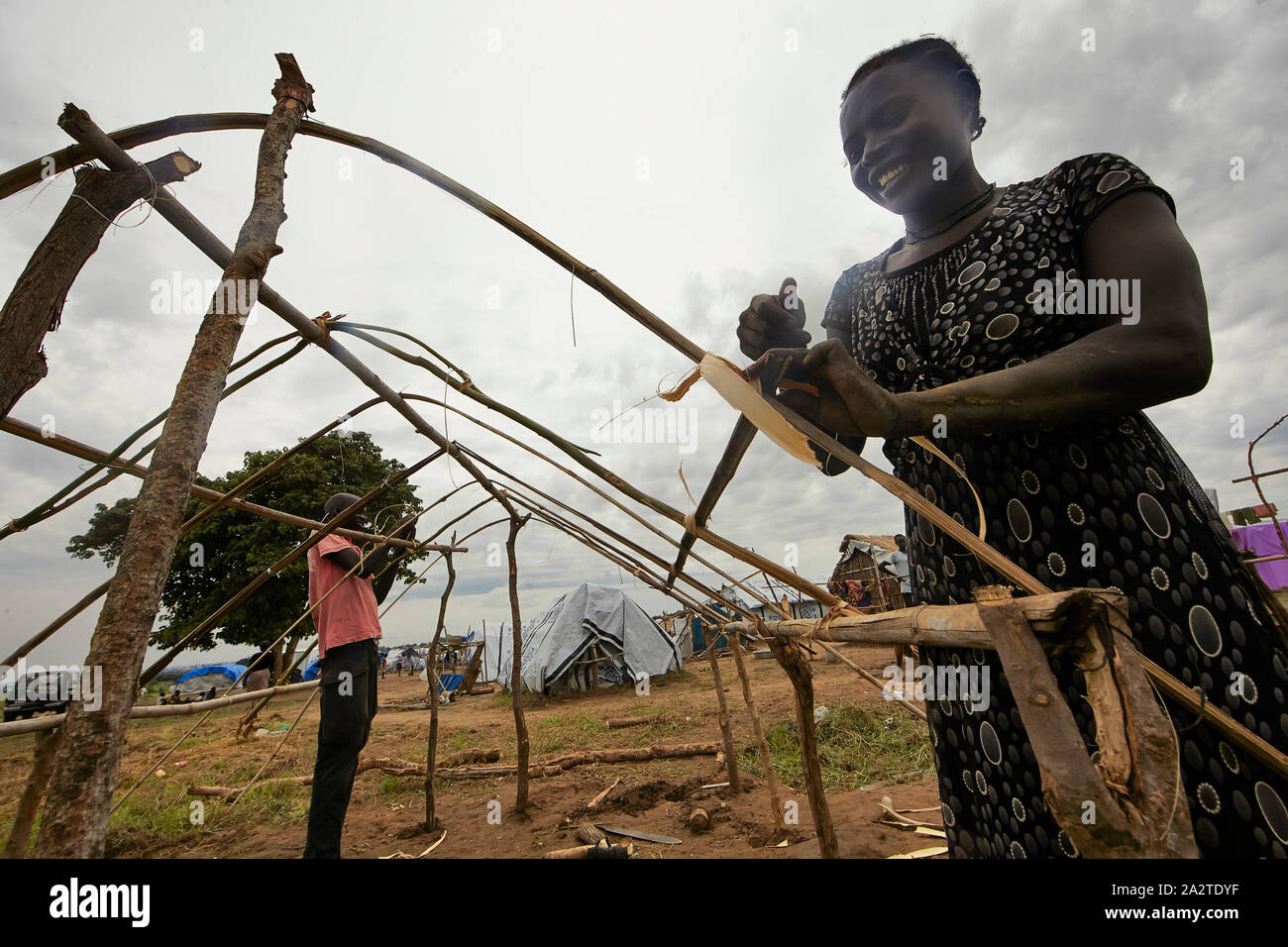 Südsudan Juba Gumbo IDP camp Agenis (24) einen neuen Ort zum Leben en Bruder John (15) Foto Jaco Klamer 04-06-2014 Stockfoto