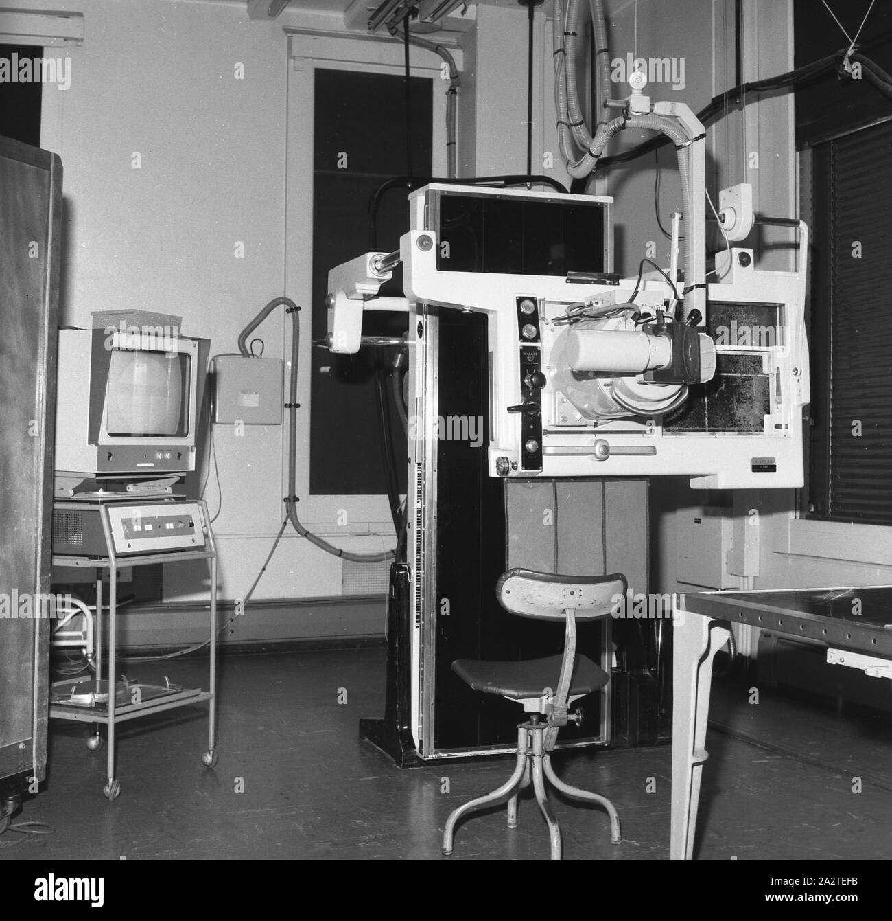 1960er Jahre, historisch, in einem Raum in einem Krankenhaus, medizinische Vorsorgegeräte der Ära, England, Großbritannien. Stockfoto