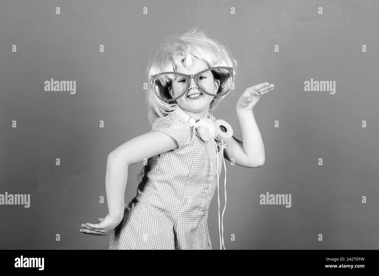 Dancing Queen. Kleines Kind genießen Sie tanzen zu moderner Musik. Kleines Mädchen tanzen und feiern mit Vergnügen. Adorable Tänzerin Moving Music in der Partei zu. Tanz Disco. Stockfoto