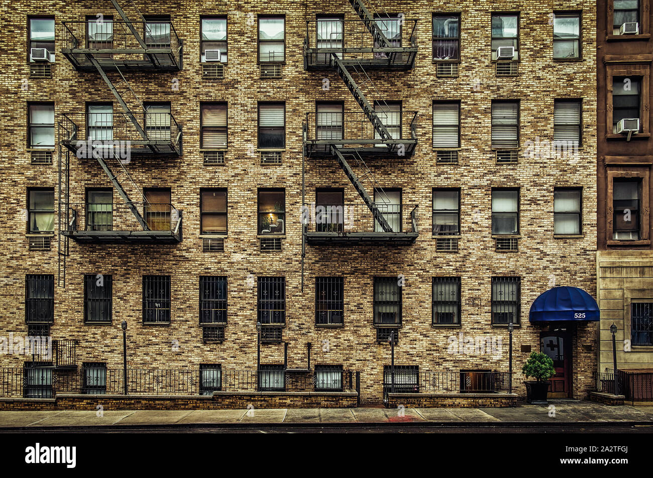 New York City, USA, Mai 2019, Wohngebäude, die sich in der 9. Straße in Hell's Kitchen, Manhattan Stockfoto