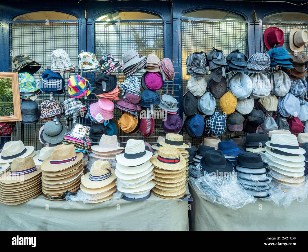 Hüte zum Verkauf in einem Geschäft auf der Portabello Road, Notting Hill, London. Stockfoto