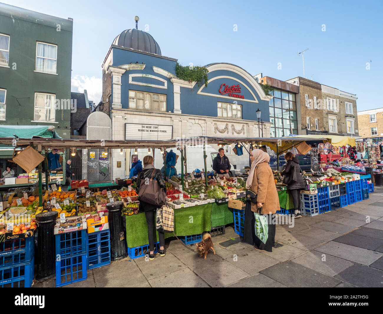 Obst und Veg zum Verkauf auf einem Markt an der Portabello Road, Notting Hill, London.Behind ist die blaue Fassade des Electric Cinema. Stockfoto