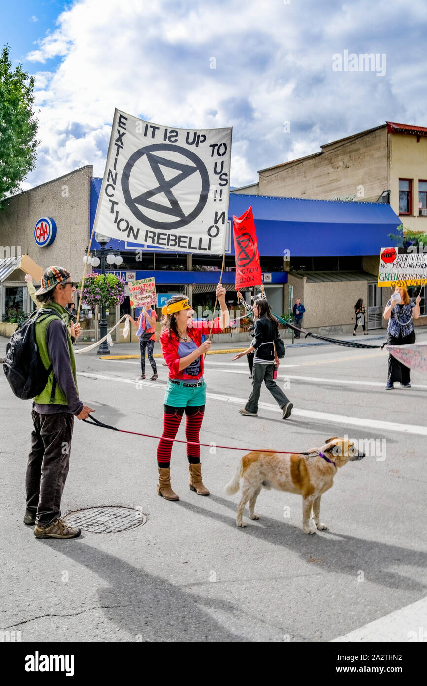 Aussterben Rebellion Aktivisten shutdown downtown Schnittpunkt für vier Minuten, Nelson, British Columbia, Kanada zu markieren. Stockfoto