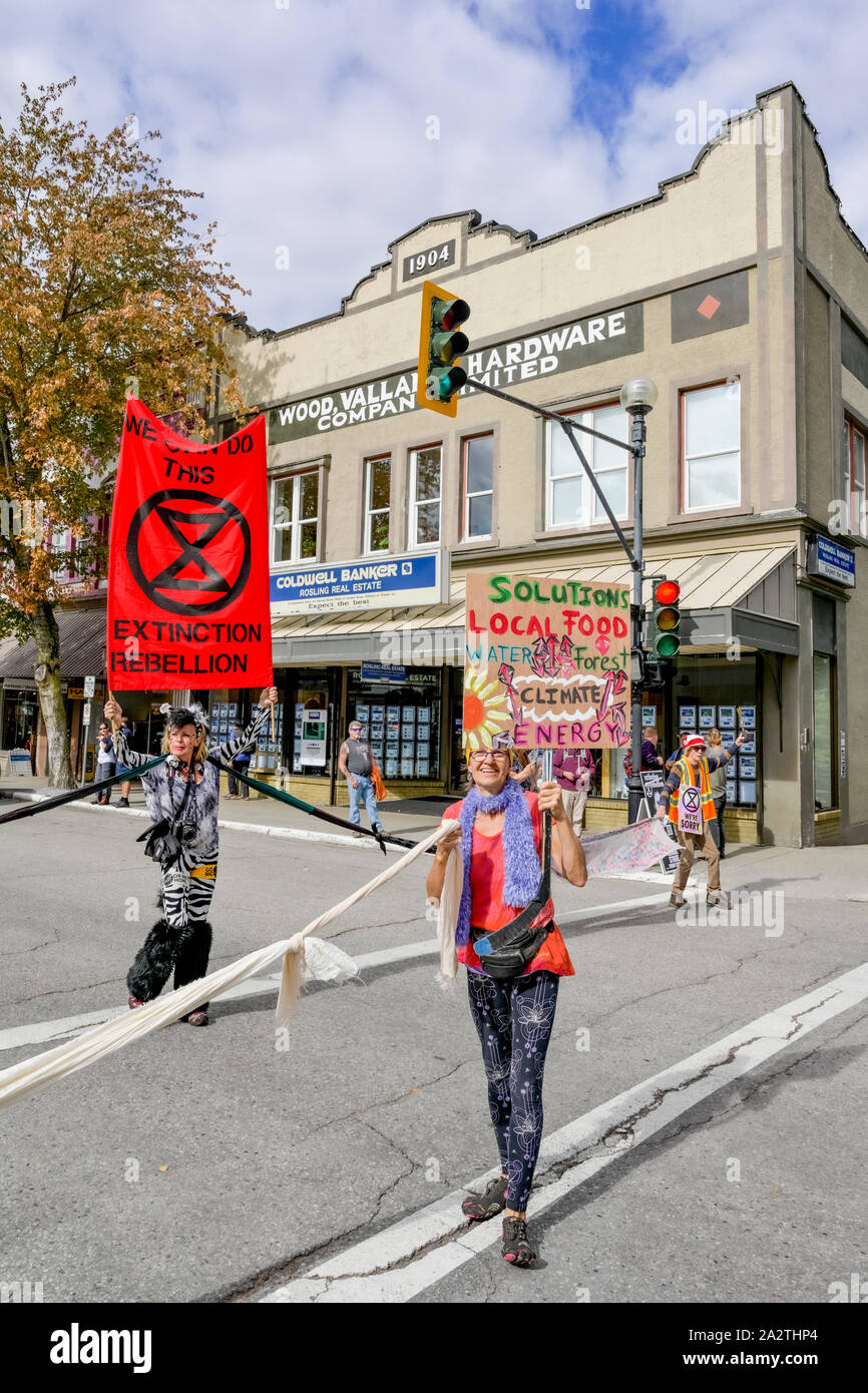 Aussterben Rebellion Aktivisten shutdown downtown Schnittpunkt für vier Minuten, Nelson, British Columbia, Kanada zu markieren. Stockfoto