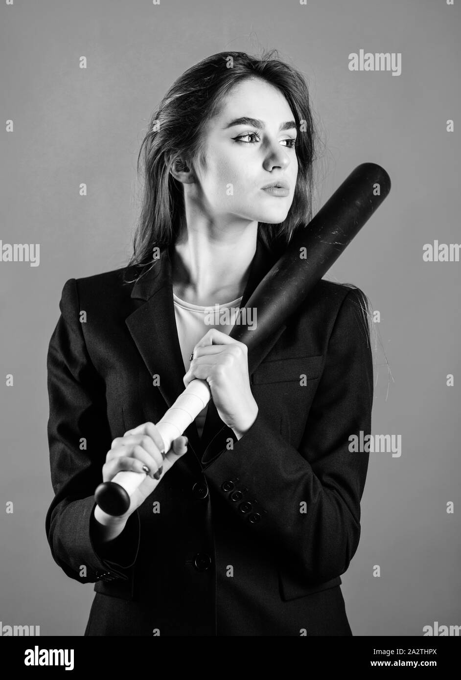 Das Spiel. Schön und gefährlich. Frau hübsches Mädchen tragen formalen Jacke und halten Sie Baseball Bat. Business Strategie. Aggressiv. Business Lady Boss. Entscheidende Aktionen. Vertrauen und Stärke. Stockfoto