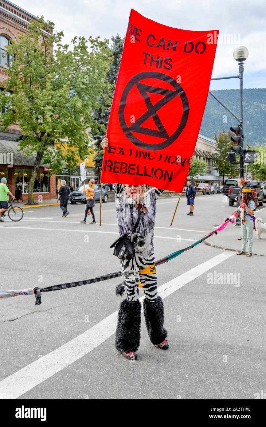 Aussterben Rebellion Aktivisten shutdown downtown Schnittpunkt für vier Minuten, Nelson, British Columbia, Kanada zu markieren. Stockfoto