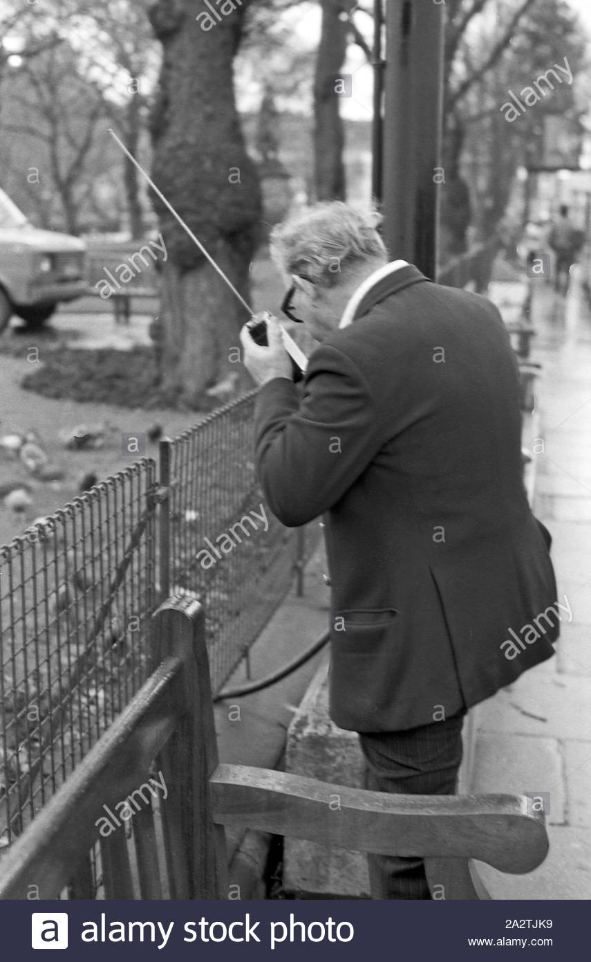 Ein Mann in Edinburgh Princes Street mit einem frühen Handy in 1985 Stockfoto