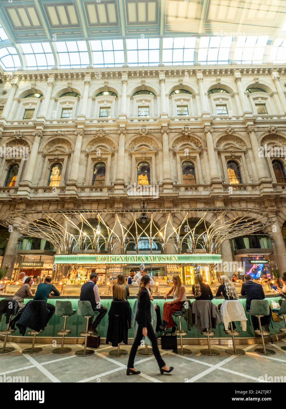 The Royal Exchange, jetzt ein Luxus-Shopping-Standort mit Fortnum und Mason's Bar & Restaurant in der Mitte. London, England. Stockfoto The Royal Exchange, jetzt ein Luxus-Shopping-Standort mit Fortnum und Mason's Bar & Restaurant in der Mitte. London, England. Stockfoto