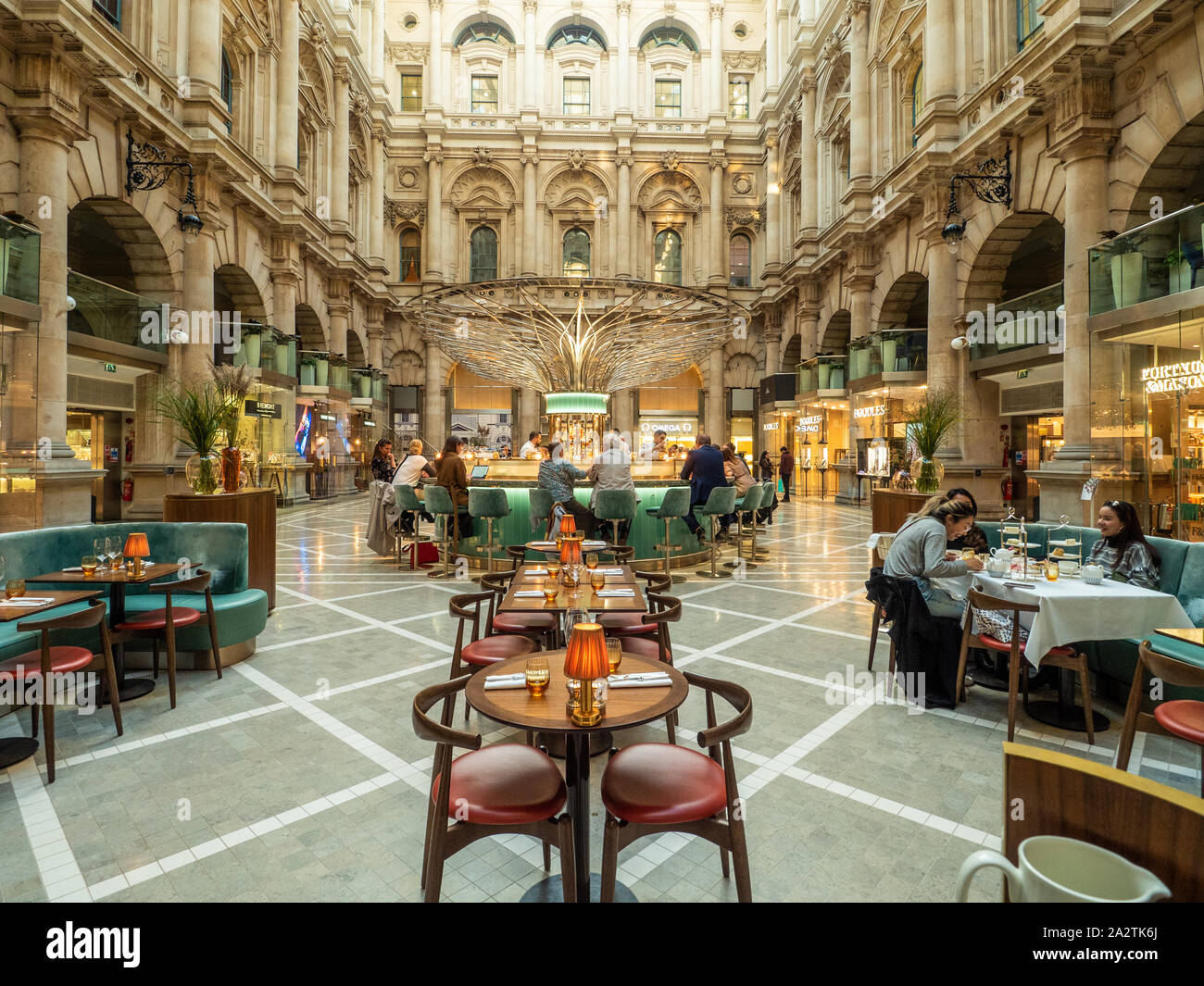 The Royal Exchange, jetzt ein Luxus-Shopping-Standort mit Fortnum und Mason's Bar & Restaurant in der Mitte. London, England. Stockfoto The Royal Exchange, jetzt ein Luxus-Shopping-Standort mit Fortnum und Mason's Bar & Restaurant in der Mitte. London, England. Stockfoto