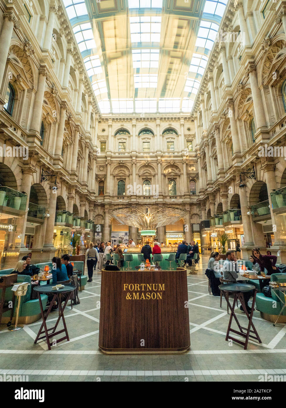 The Royal Exchange, jetzt ein Luxus-Shopping-Standort mit Fortnum und Mason's Bar & Restaurant in der Mitte. London, England. Stockfoto The Royal Exchange, jetzt ein Luxus-Shopping-Standort mit Fortnum und Mason's Bar & Restaurant in der Mitte. London, England. Stockfoto
