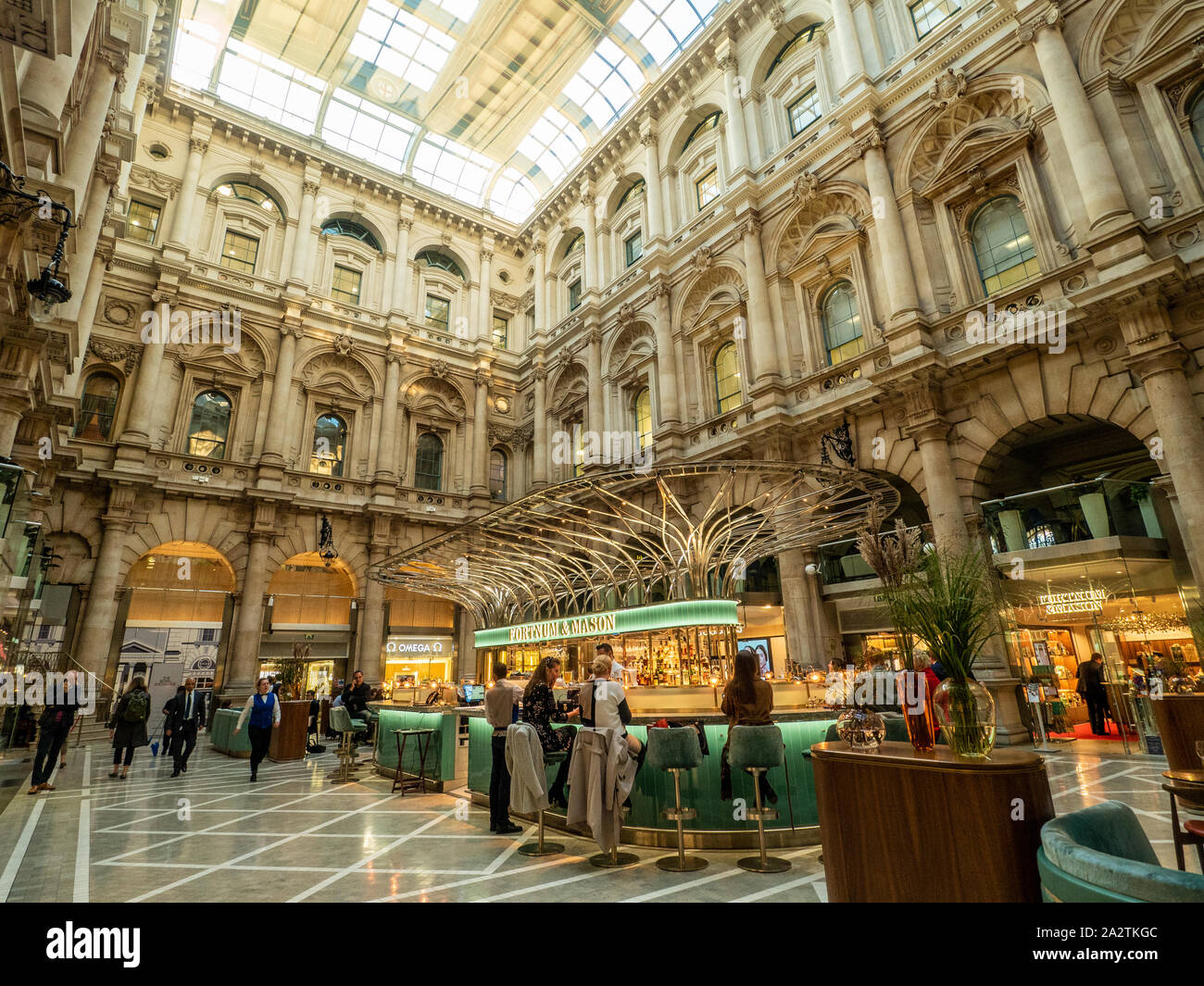 The Royal Exchange, jetzt ein Luxus-Shopping-Standort mit Fortnum und Mason's Bar & Restaurant in der Mitte. London, England. Stockfoto The Royal Exchange, jetzt ein Luxus-Shopping-Standort mit Fortnum und Mason's Bar & Restaurant in der Mitte. London, England. Stockfoto