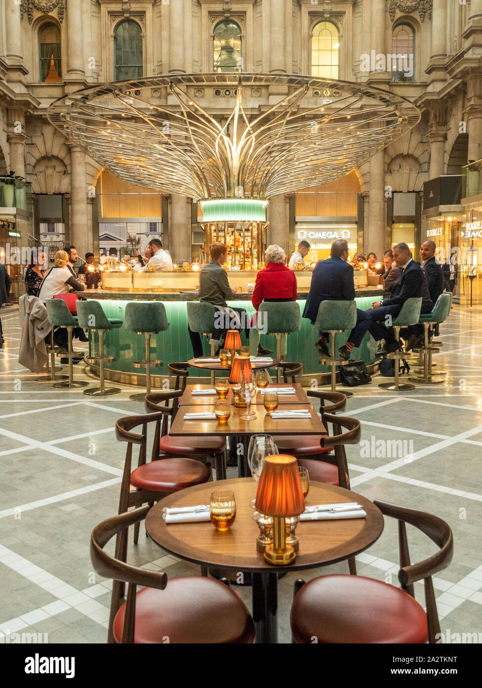 The Royal Exchange, jetzt ein Luxus-Shopping-Standort mit Fortnum und Mason's Bar & Restaurant in der Mitte. London, England. Stockfoto The Royal Exchange, jetzt ein Luxus-Shopping-Standort mit Fortnum und Mason's Bar & Restaurant in der Mitte. London, England. Stockfoto