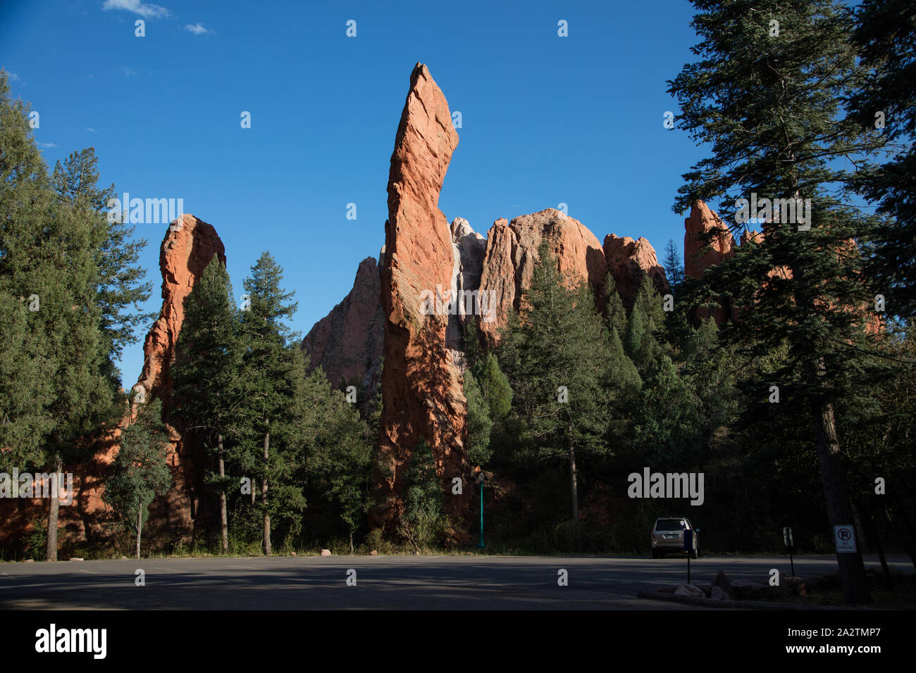 Rot - rock Türme auf dem Gelände der Glen Horst Schloss, einem englischen Tudor-Stil home in Colorado Springs, Colorado gebaut Stockfoto