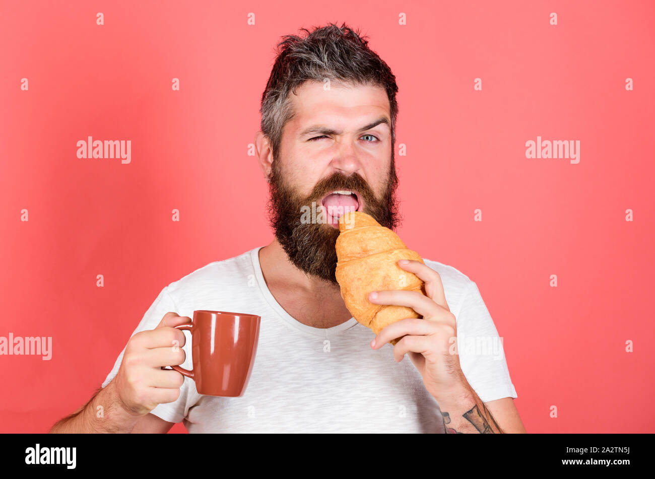 Bärtige hipster genießen Sie Frühstück Kaffee trinken. Morgen tradition ...