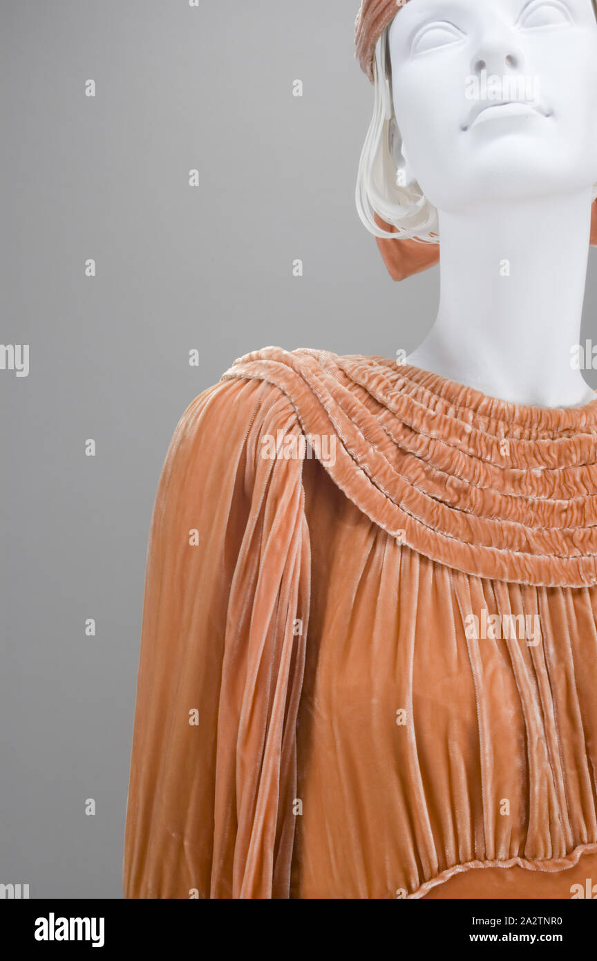 Hochzeit Kleid mit Gürtel, Handschuhe und Kopfstück, Unbekannt, Designer, 1935, Seide, Samt, Gürtelschnalle mit Strass, A) Kleid: Länge 53-3/4-in., Textil und Mode Kunst Stockfoto