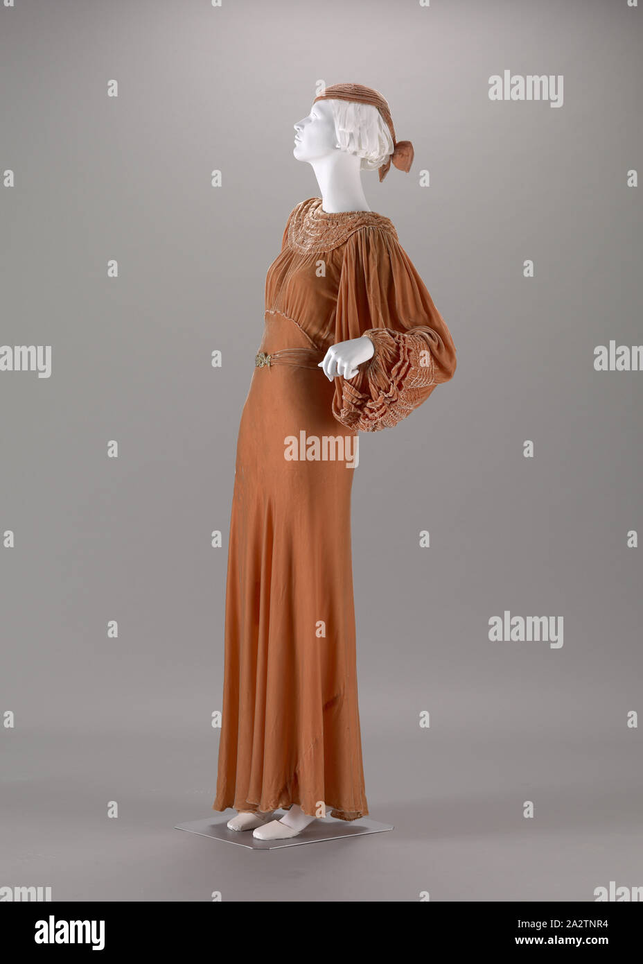 Hochzeit Kleid mit Gürtel, Handschuhe und Kopfstück, Unbekannt, Designer, 1935, Seide, Samt, Gürtelschnalle mit Strass, A) Kleid: Länge 53-3/4-in., Textil und Mode Kunst Stockfoto