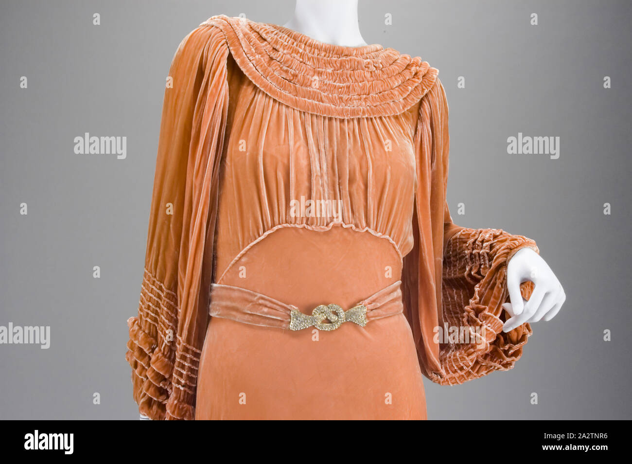 Hochzeit Kleid mit Gürtel, Handschuhe und Kopfstück, Unbekannt, Designer, 1935, Seide, Samt, Gürtelschnalle mit Strass, A) Kleid: Länge 53-3/4-in., Textil und Mode Kunst Stockfoto