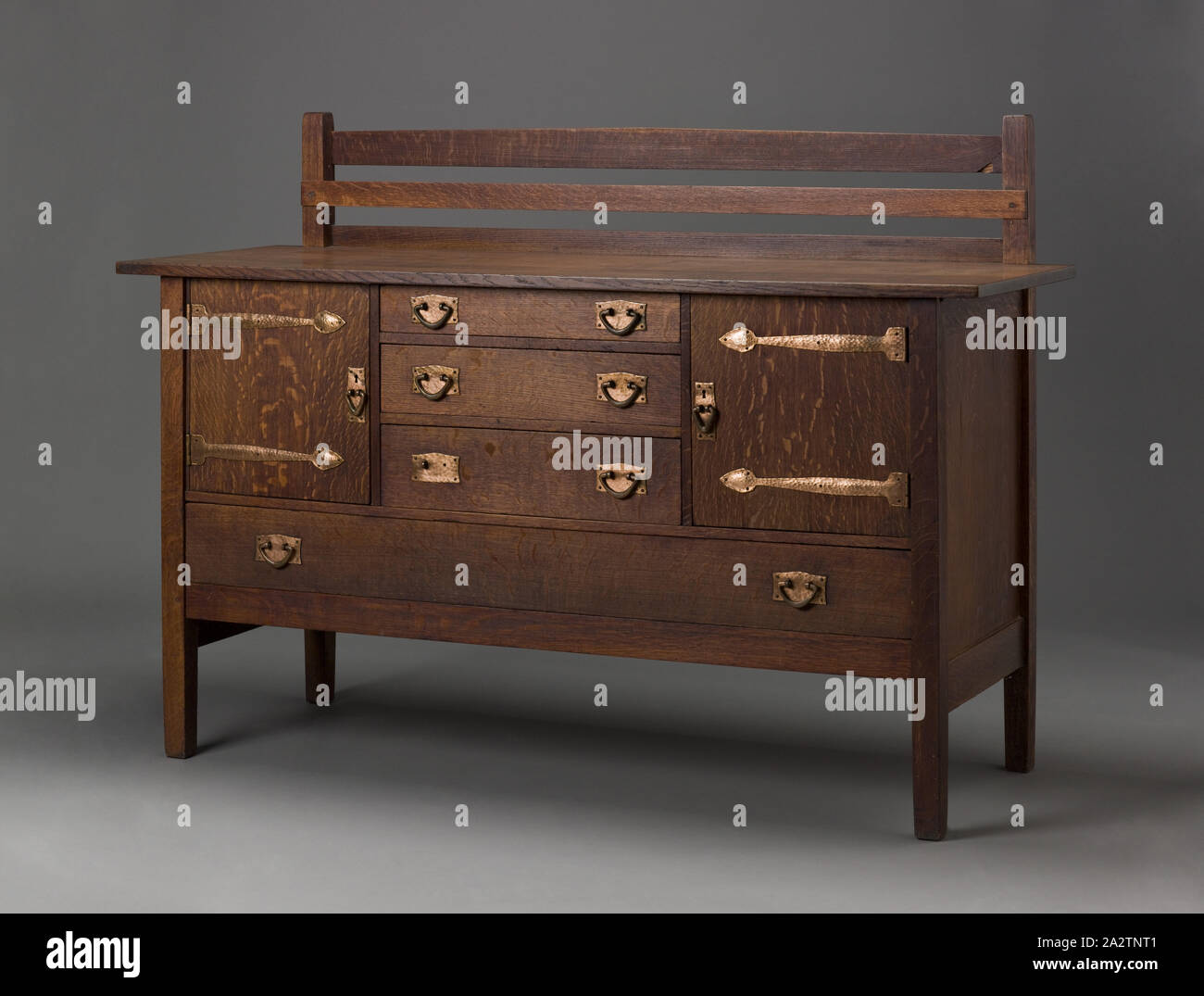 Sideboard Nr. 814, Gustav Stickley, Designer (American, 1858-1942), um 1905, Eiche und Kupfer, 36 x 72 x 24 in., Design Kunst Stockfoto