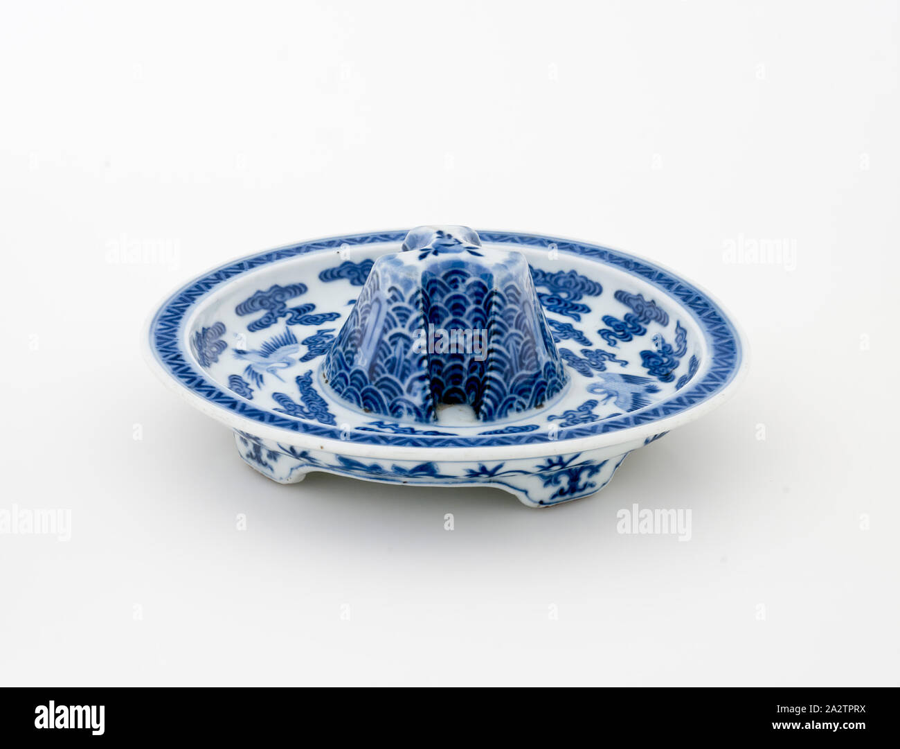 Jeu, Qianlong, Qing Dynastie, Periode, Qianlong, 1736-1795, Porzellan mit blauer Glasur, 2-1/2 x 6-1/2 (Durchm.)., Asiatische Kunst Stockfoto