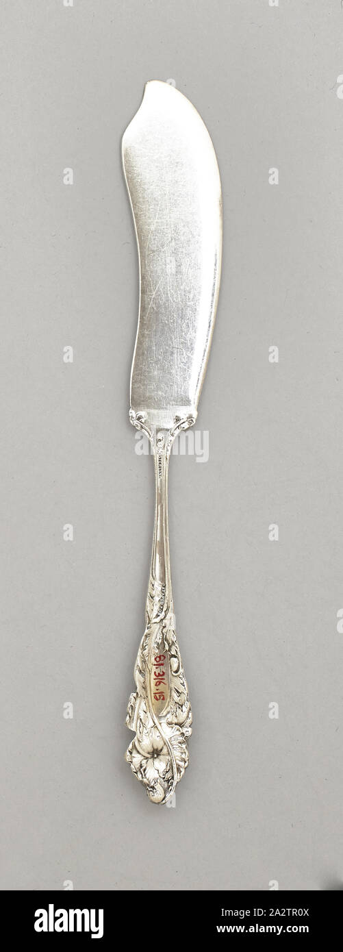 Liebe unscharf Muster buttermesser, Reed & Barton, Hersteller (Amerikanische), Charles Bennett, Designer (American, 1869-1939), 1899, Silber, 5-3/4 x 7/8 x 1/4 in., markiert, an der Unterseite des Stammes, in der Nähe der Messer Ende: [Adler, R in einer Kartusche, Löwen nach links] STERLING gekennzeichnet, Unterseite der Stammzellenforschung, in der Nähe der dekorativen Ende: PAT APPL WÜRDE, die dekorativen Künste Stockfoto