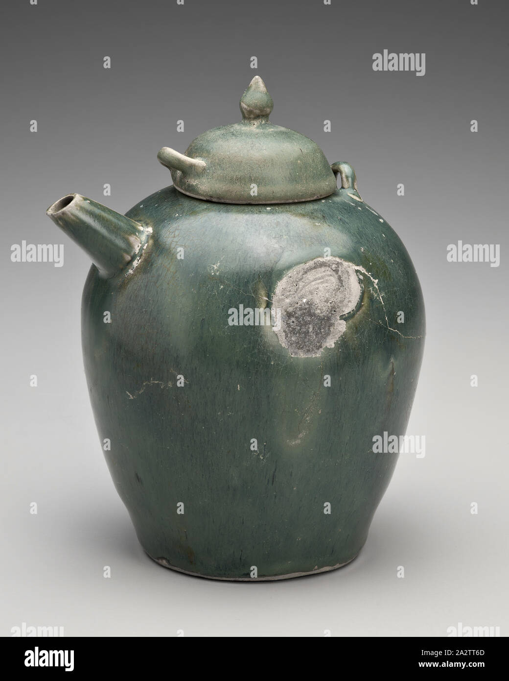 Oval geformte Ewer mit Deckel, Unbekannt, Tang-dynastie, 800 s, Steinzeug (changsha Ware), H: 6-3/4-in., Asiatische Kunst Stockfoto