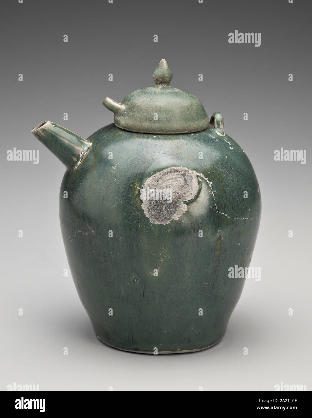 Oval geformte Ewer mit Deckel, Unbekannt, Tang-dynastie, 800 s, Steinzeug (changsha Ware), H: 6-3/4-in., Asiatische Kunst Stockfoto