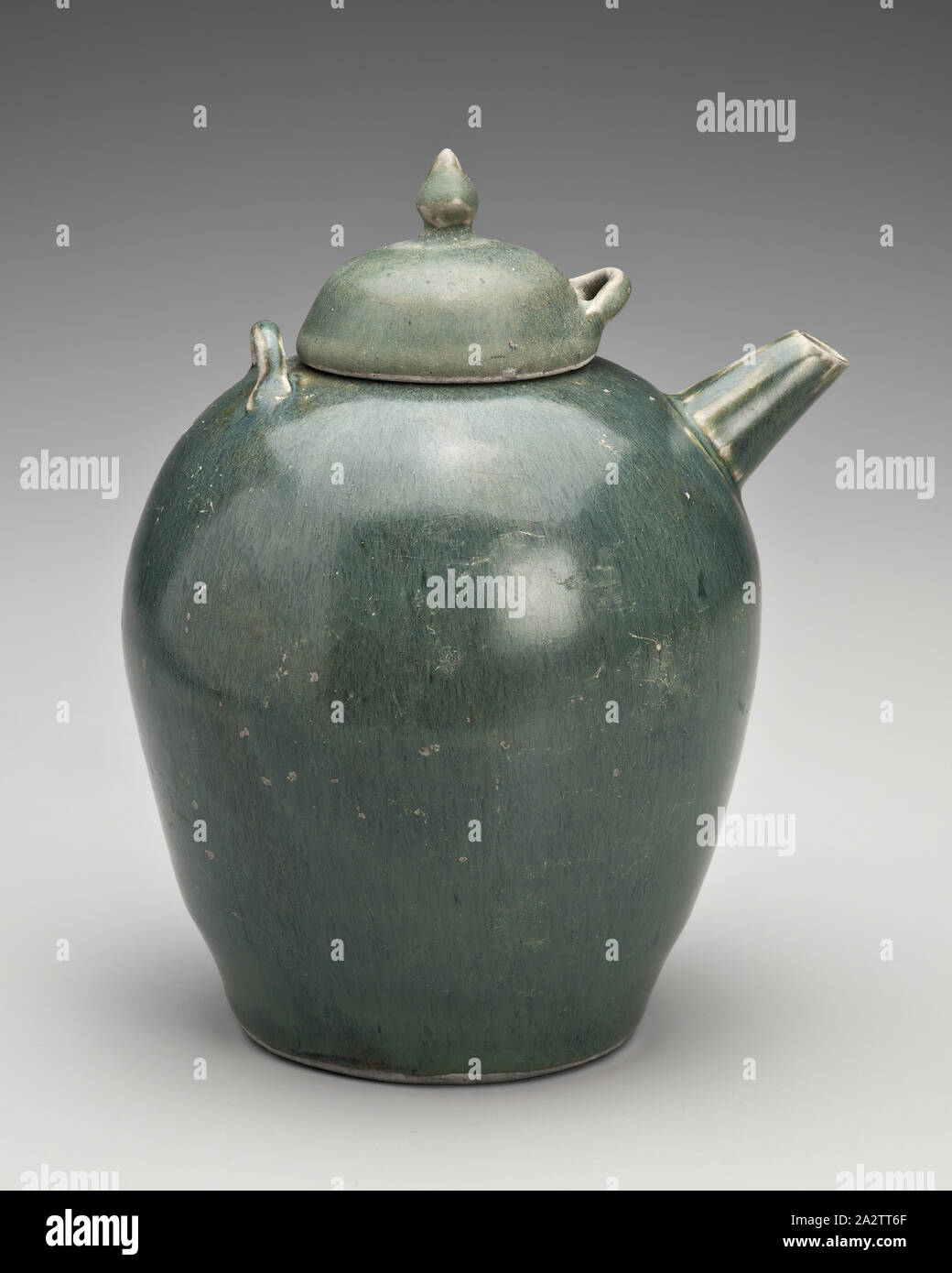 Oval geformte Ewer mit Deckel, Unbekannt, Tang-dynastie, 800 s, Steinzeug (changsha Ware), H: 6-3/4-in., Asiatische Kunst Stockfoto