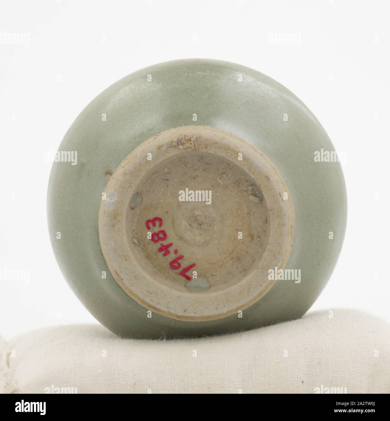 Jar, celadon Glasur, 2-1/2-in.-, Asiatische Kunst Stockfoto