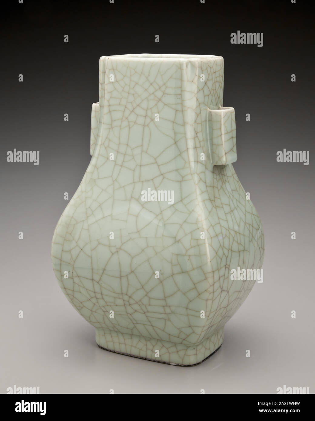 Vase, Guangxu, Qing Dynastie, Periode, Guangxu, 1875-1908, Steinzeug, celadon Glasur, 12 x 7 x 6 in., Asiatische Kunst Stockfoto