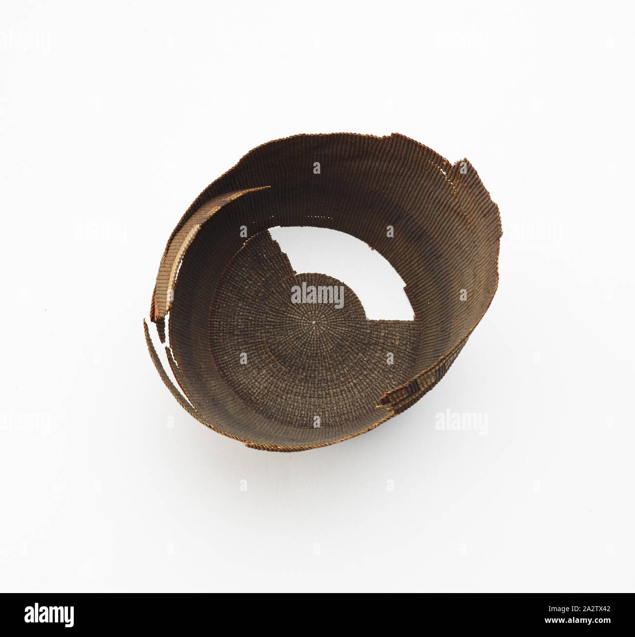Korb, Tlingit, 1880-1920, Pflanzenfasern, 5-3/8 x 7 x 6-1/2 in., Native Kunst der Americas Stockfoto