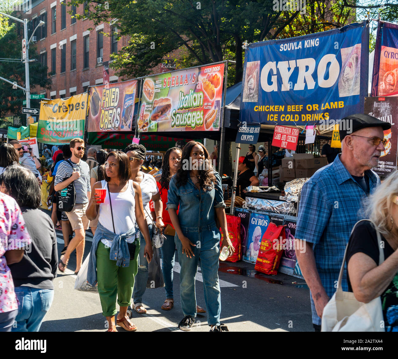 Essen steht im Atlantic Antic Street Fair in Brooklyn in New York am Sonntag, den 29. September 2019. (© Richard B. Levine) Stockfoto