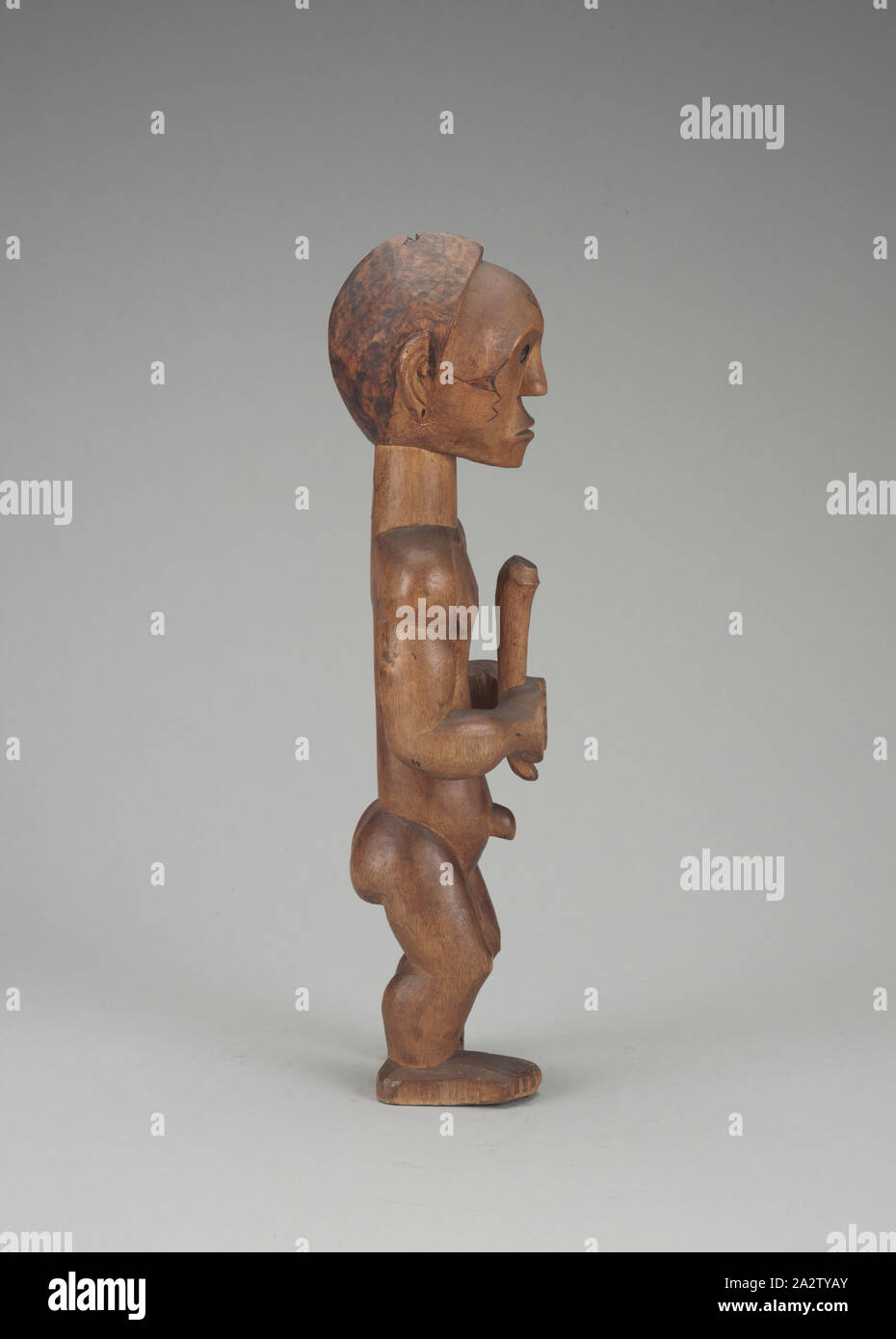 Guardian Abbildung, Fang, aus dem späten 19. Jahrhundert, Holz, Pigment, Metall, H: 17-1/8-in.-, Afrikanische Kunst Stockfoto