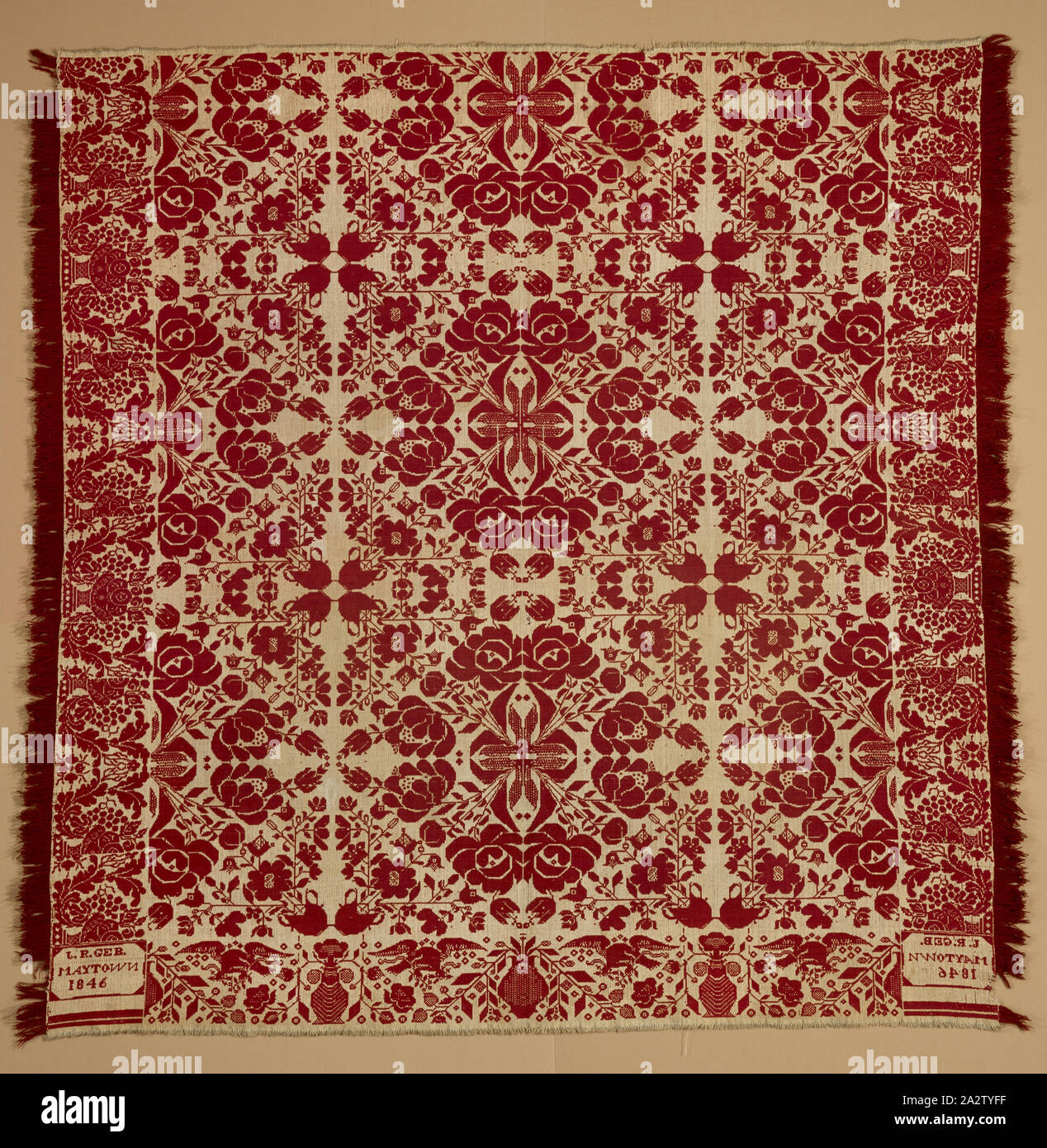 Bed Cover (Jacquard Bettdecke), John Reuben Gebhart (American, 1805-1878), 1846, Wolle, 88 x 83-1/2-in. (Ohne Fransen) 88 x 89 in. (Mit Fransen), gewebt, unteren Ecken (in umgekehrter Reihenfolge): J. [rückwärts] R. GEB./MAYTOWN, 1846, Textil und Mode Kunst Stockfoto