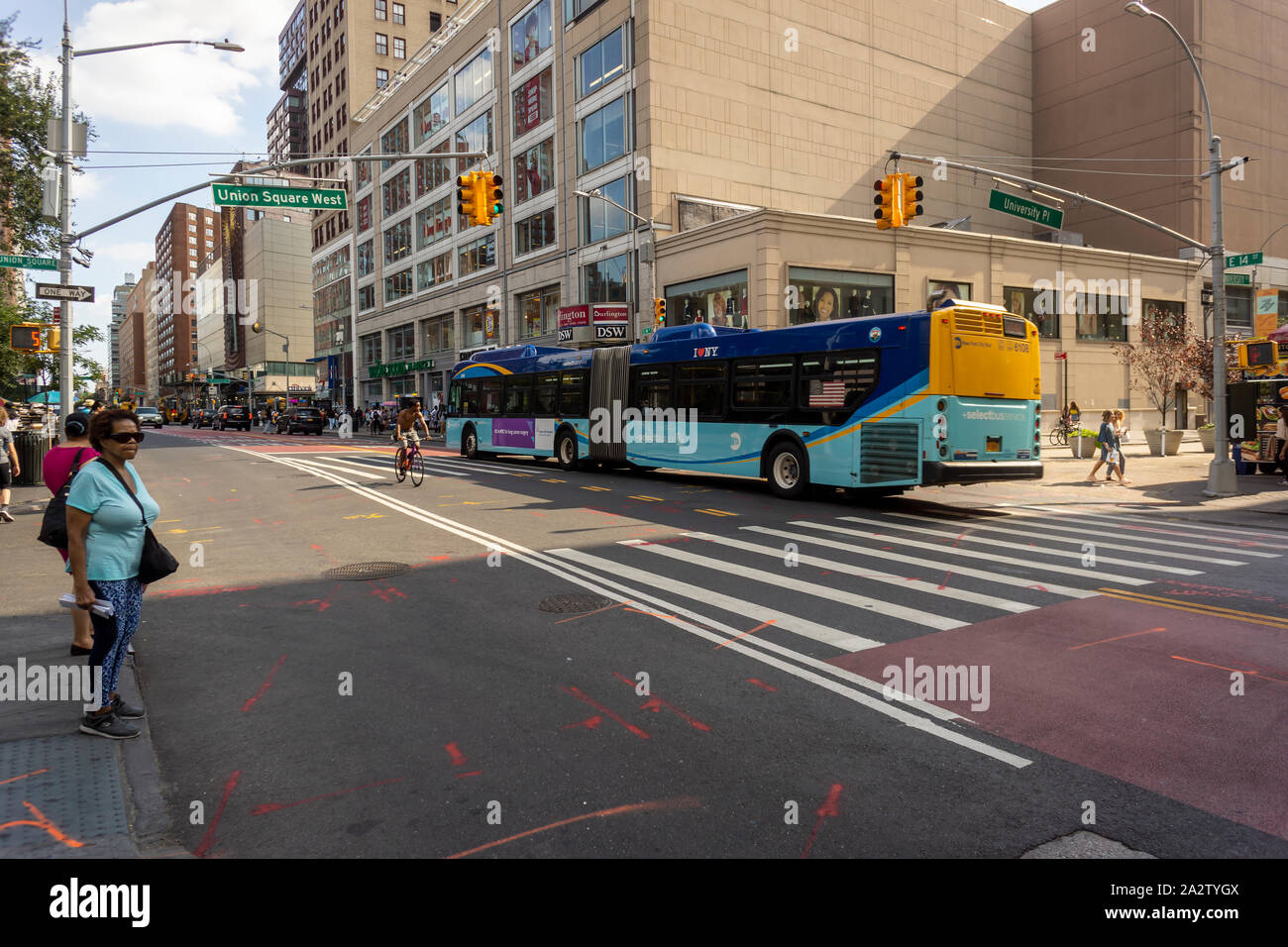 Der Verkehr auf der 14th Street in New York am Mittwoch, 2. Oktober 2019. Da der L-Zug herunterfahren, und nach der von den Gerichten genehmigt wurde, wird die Stadt mit dem eigenen Auto durch den Verkehr zwischen 3. und 9. Avenue auf der Durchgangsstraße, beginnend am 3. Oktober zwischen den Stunden von 6:00-22:00 Uhr verbieten. (© Richard B. Levine) Stockfoto