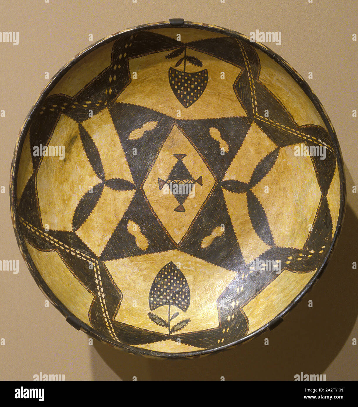 Essen Platte, Kabyle, 1900-1950, Keramik, Pigment, 2-1/2 x 16 in., Afrikanische Kunst Stockfoto