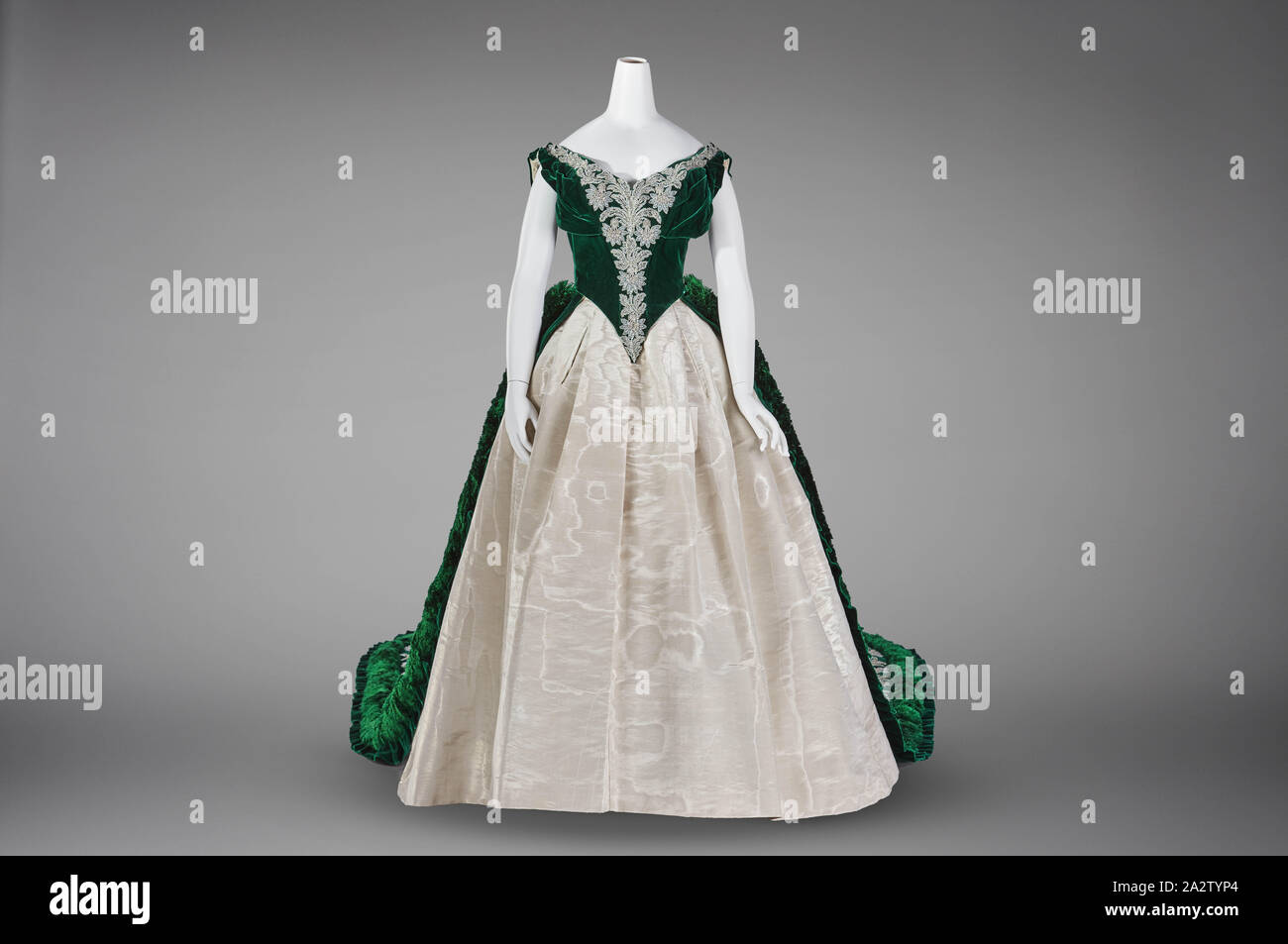 Der imperialen russischen Hof Kleid, Charles Frederick Worth, Designer (Englisch, 1825-1895), ca. 1888, Seide, Samt, Silber lamé Moiré, bestickt mit klarem Glas Kristalle, Silber Pailletten, silber Folie, silber Streifen, A) Mieder: Schulter bis Saum 14 in., 27 in der Taille. B) Rock: Vorne bis Saum 47-1/2-in. C) dem Zug: 130 x 60 in., Label: Paris, C WERT, Paris, Textil und Mode Kunst Stockfoto