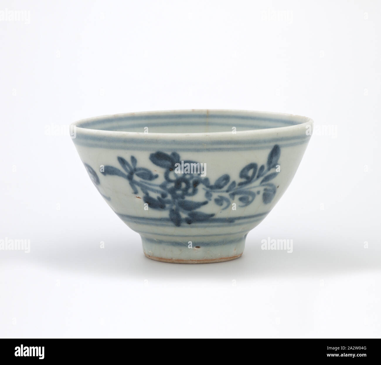 Schüssel, Ming Dynastie, Ming dynasty, 1500-1599, Porzellan mit den blauen Unterglasur, 2-1/8 x 3-13/16 (Durchm.)., Asiatische Kunst Stockfoto