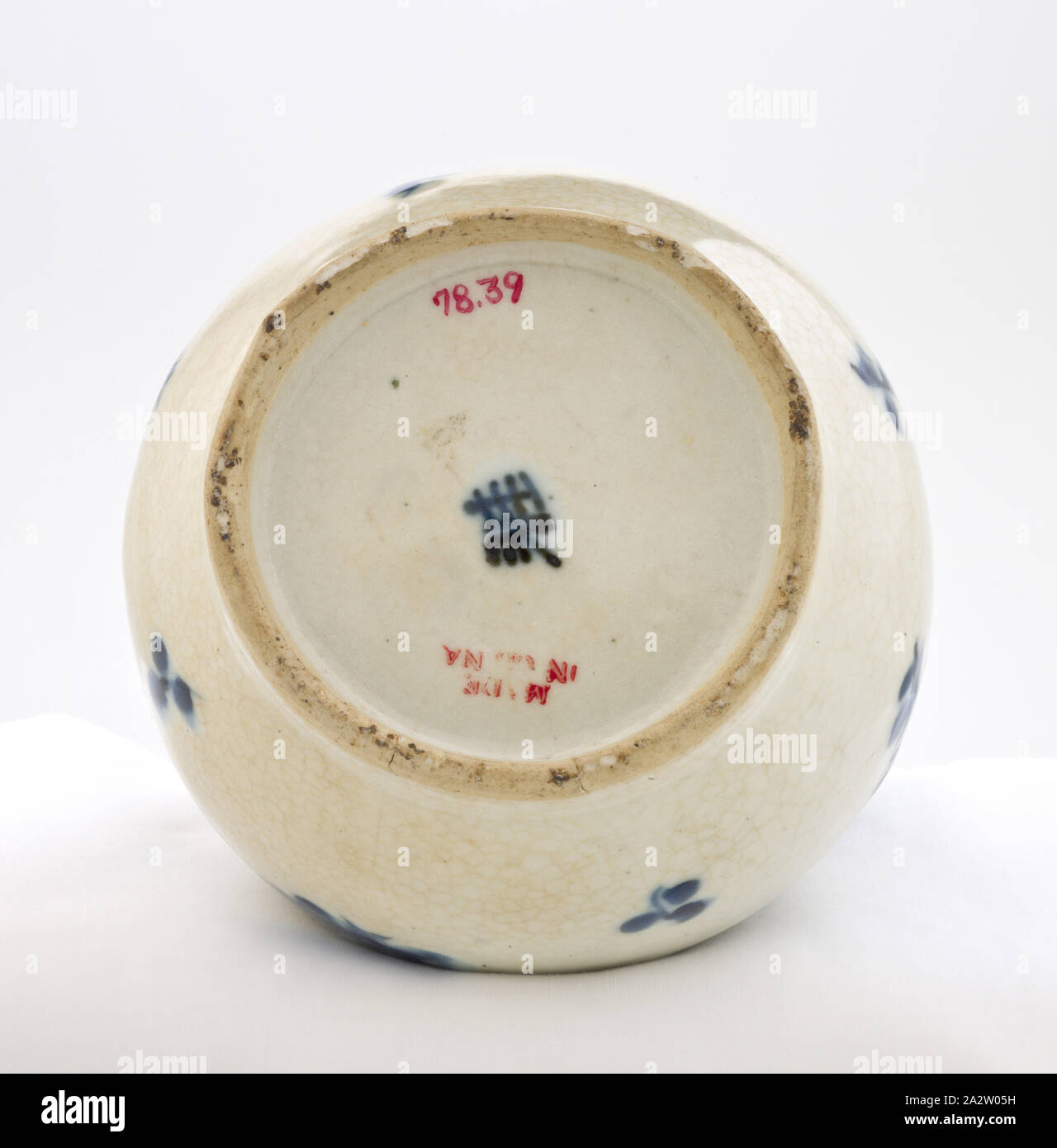 Vase Ming Dynastie, Ming dynasty, 1621-1627, Porzellan, unterglasur, 10-1/4 x 3-13/16 (Durchm.)., Asiatische Kunst Stockfoto