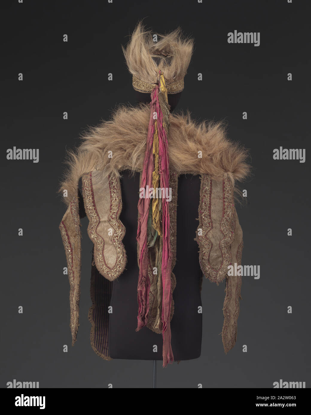 Cape (lembde) mit passendem Hut, Amharisch, Anfang bis Mitte des 20. Jahrhunderts, Löwe, Löwen Mähne, Samt, Leder, metallischen Fäden, Kap: 33 x 27 in., Hut: 10 x 11 cm, Textil und Mode Kunst Stockfoto