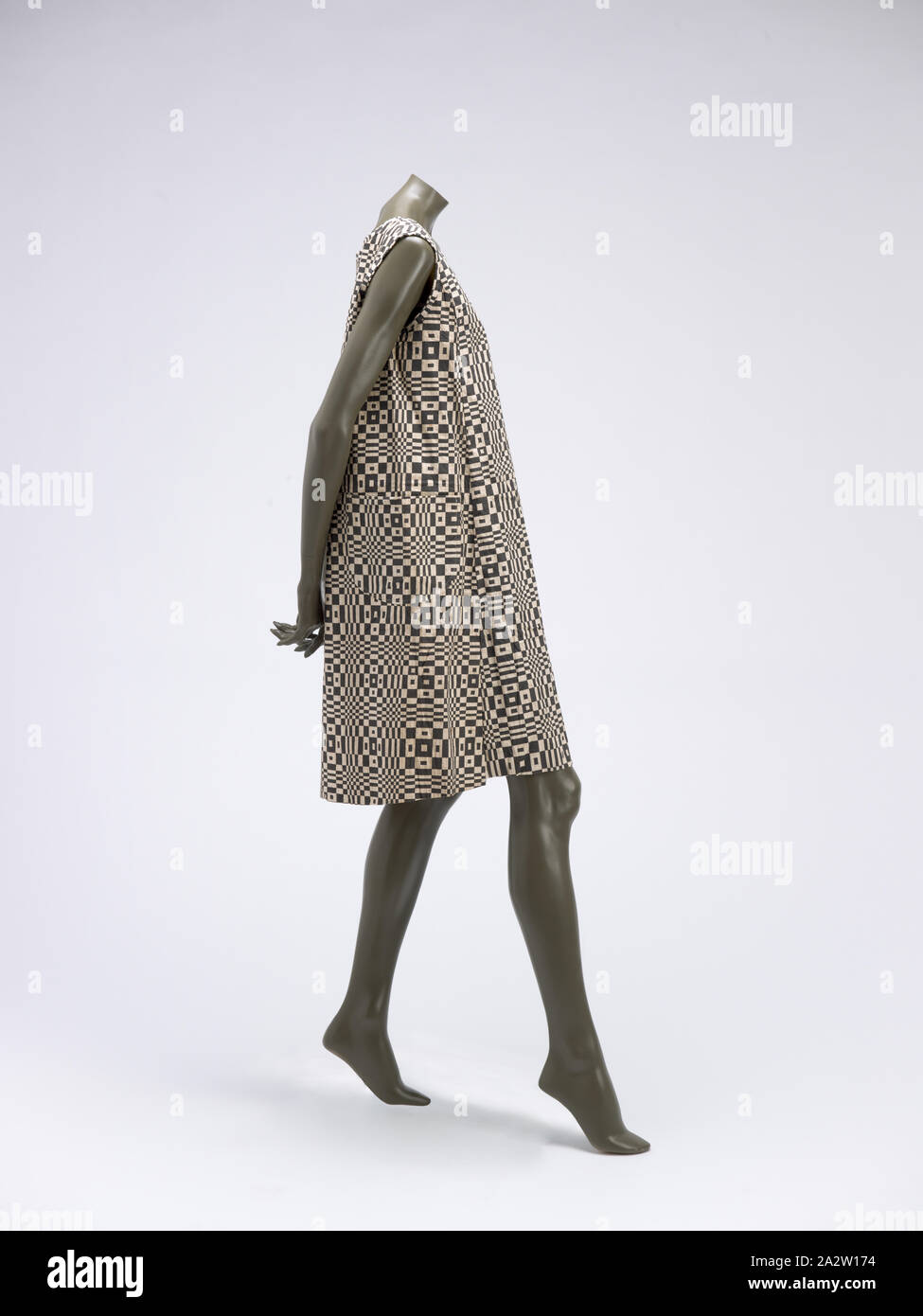 Papier kleid Paper-Caper Op Art Kleid, Scott, Designer (Amerikanische), 1966, Papier (Holz- und Zellstoff, Rayon mesh; patentierte als Dura weave) Bildschirm gedruckt,38-1/2 x 25-1/2-in., Label: Paper-Caper von Scott, Textil und Mode Kunst Stockfoto