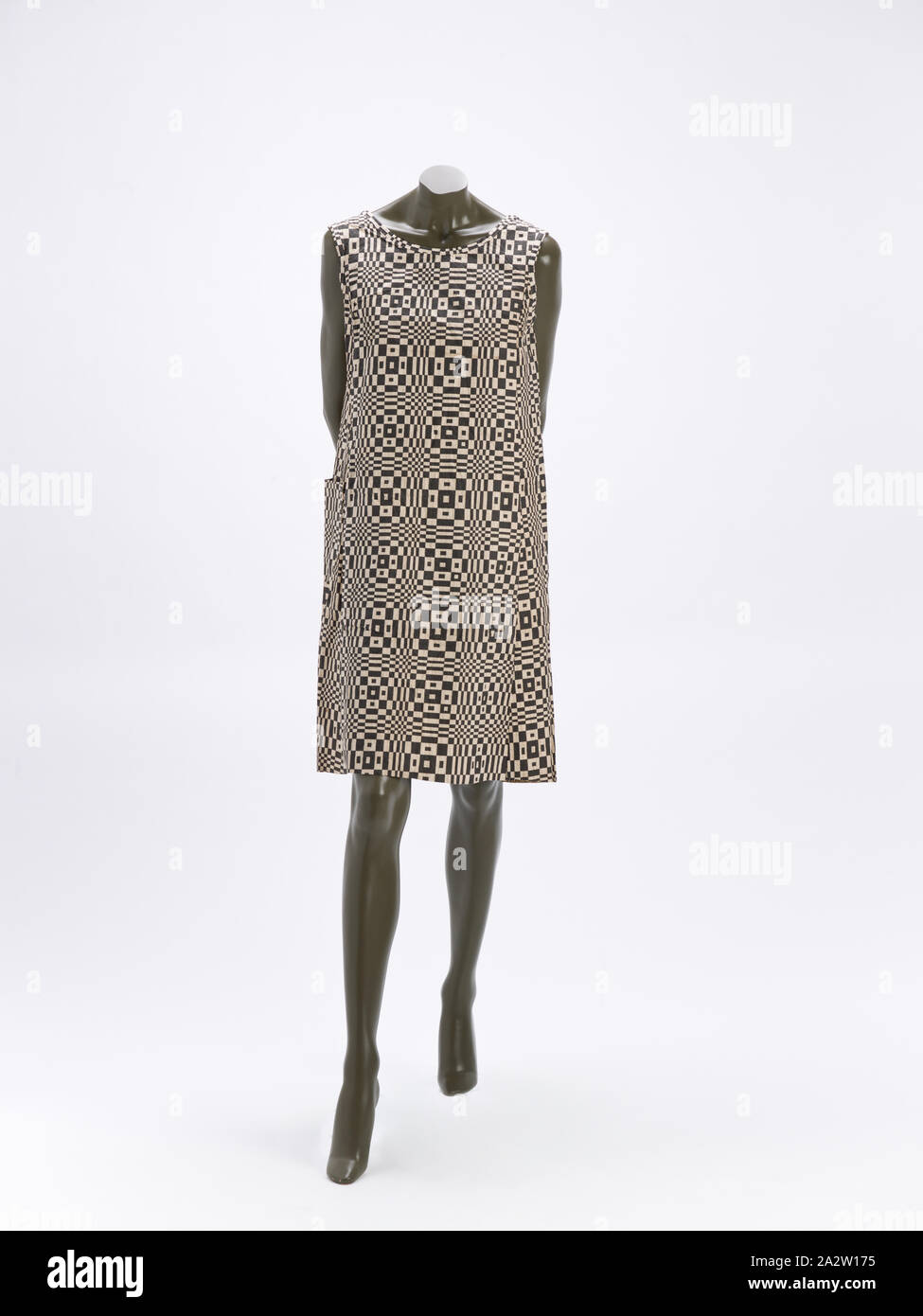 Papier kleid Paper-Caper Op Art Kleid, Scott, Designer (Amerikanische), 1966, Papier (Holz- und Zellstoff, Rayon mesh; patentierte als Dura weave) Bildschirm gedruckt,38-1/2 x 25-1/2-in., Label: Paper-Caper von Scott, Textil und Mode Kunst Stockfoto