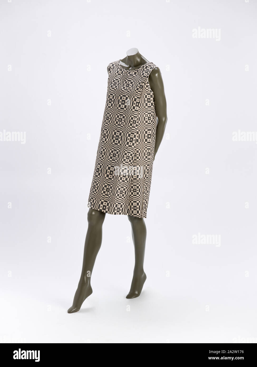 Papier kleid Paper-Caper Op Art Kleid, Scott, Designer (Amerikanische), 1966, Papier (Holz- und Zellstoff, Rayon mesh; patentierte als Dura weave) Bildschirm gedruckt,38-1/2 x 25-1/2-in., Label: Paper-Caper von Scott, Textil und Mode Kunst Stockfoto