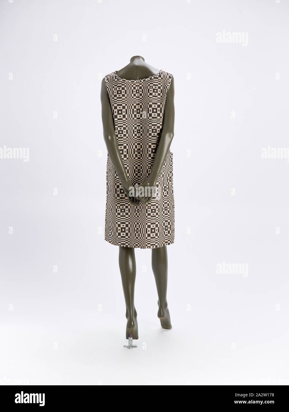 Papier kleid Paper-Caper Op Art Kleid, Scott, Designer (Amerikanische), 1966, Papier (Holz- und Zellstoff, Rayon mesh; patentierte als Dura weave) Bildschirm gedruckt,38-1/2 x 25-1/2-in., Label: Paper-Caper von Scott, Textil und Mode Kunst Stockfoto