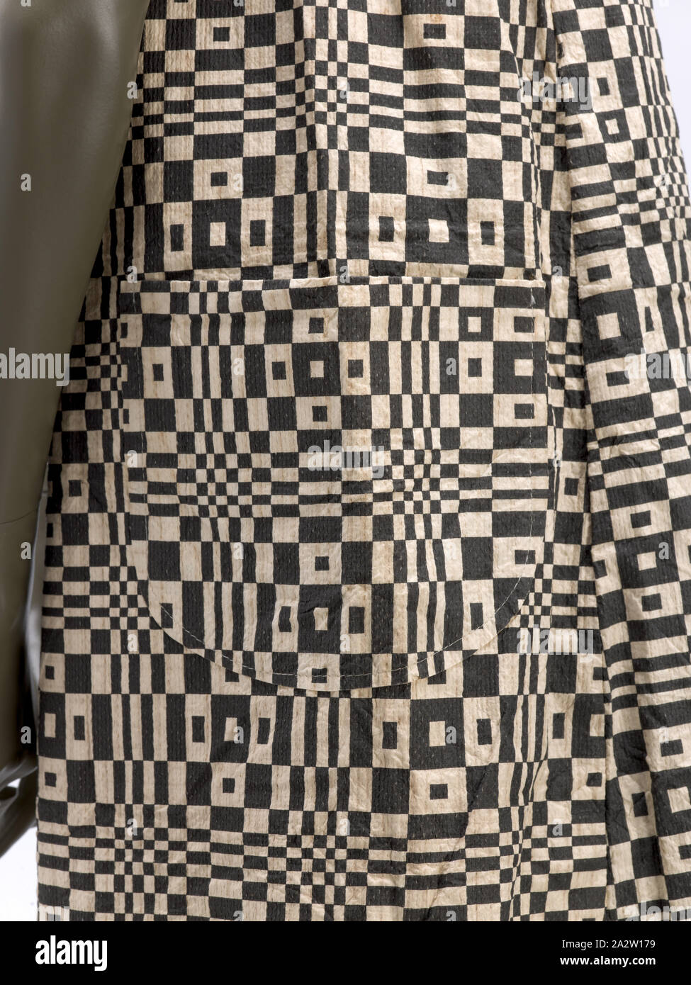 Papier kleid Paper-Caper Op Art Kleid, Scott, Designer (Amerikanische), 1966, Papier (Holz- und Zellstoff, Rayon mesh; patentierte als Dura weave) Bildschirm gedruckt,38-1/2 x 25-1/2-in., Label: Paper-Caper von Scott, Textil und Mode Kunst Stockfoto