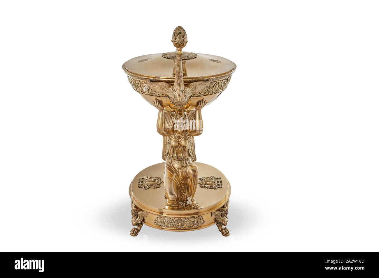 Suppenschüssel, Abdeckung, und die Büchse aus der Branicki, Jean-Baptiste-Claude Odiot (Französisch, 1763-1850), Pierre-Paul Prud'hon, Designer (Französisch, 1758-1823), Adrien-Louis-Marie Cavelier, Designer (Französisch, 1785-1867), 1819, vergoldetem Silber, 21-1/16 x28-5/8 x 10-3/8-in., garantieren (Steuer-) Markierungen für die Jahre 1809-1819 und 1819-1838 Maker's Mark für Jean-Baptiste-Claude Odiot ersten Titel (Assay) Marken (950/1000 Teile der schönen Metall), die dekorativen Künste Stockfoto